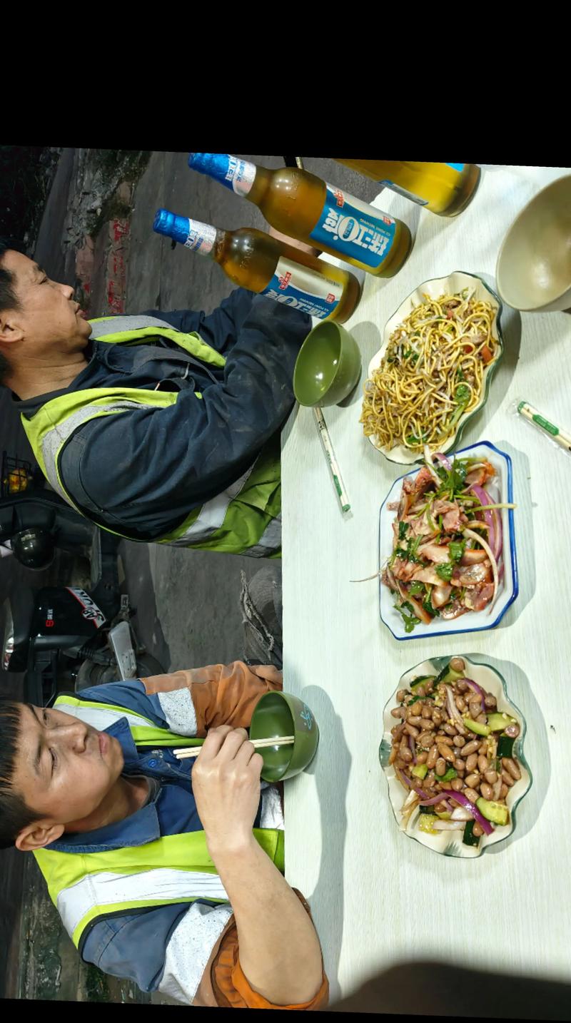 工厂工人下班后独自在路边摊喝酒