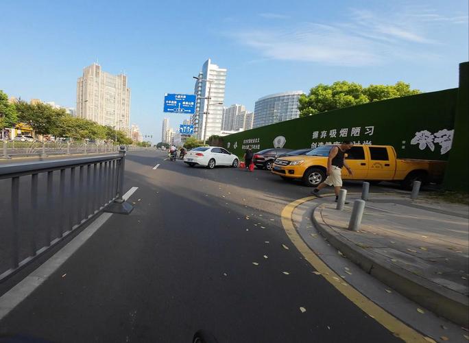 杭州拱宸桥边葱包烩小摊旁停着的通勤自行车