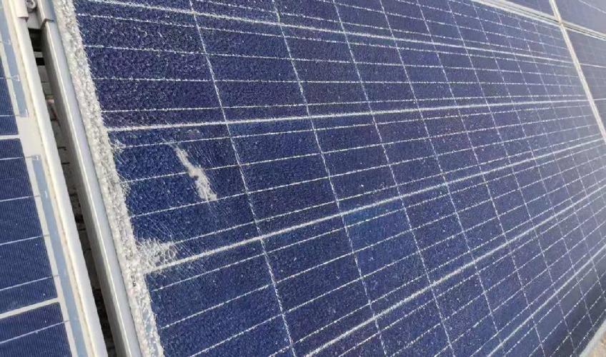 相变材料泄漏后光伏背板油污实拍
