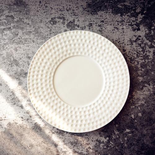 哑光白圆盘甜品摆盘简约构图
