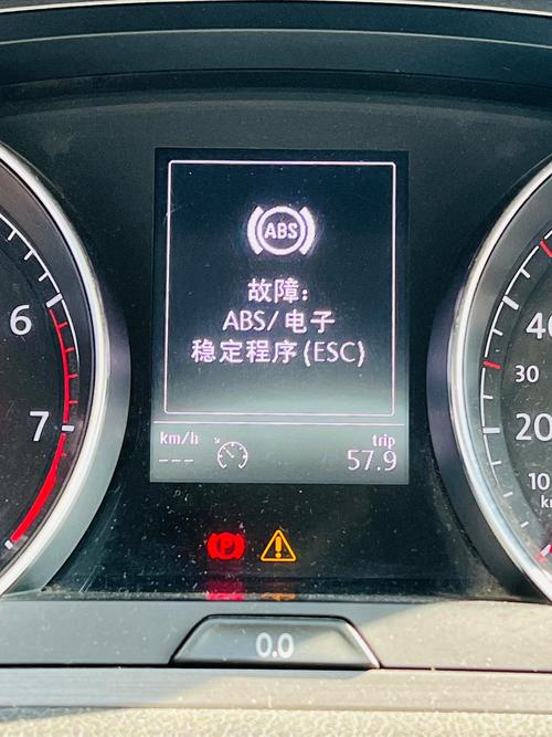 汽修厂ABS故障码诊断电脑屏幕实拍