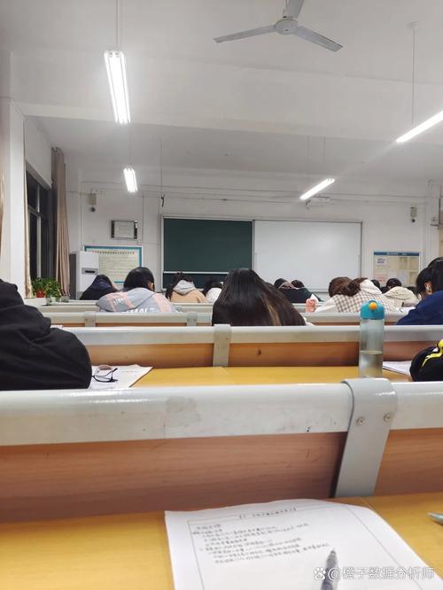 晚自修教室学生盯着练习册发呆的特写