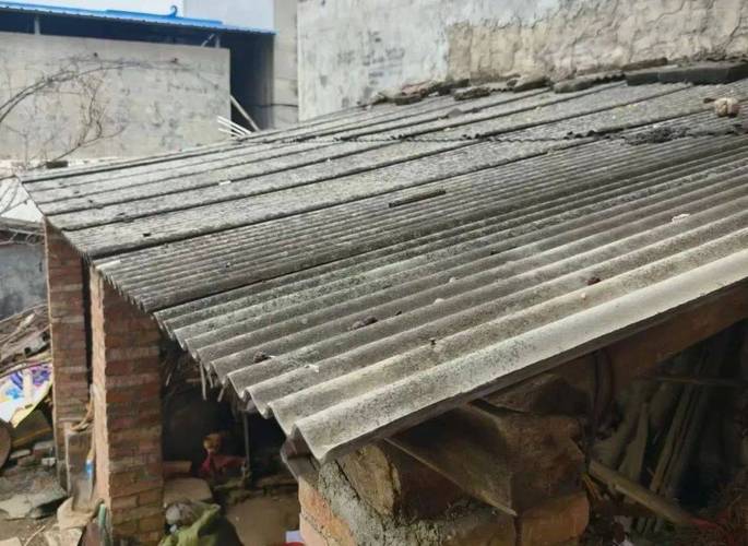 劣质彩石瓦屋顶掉砂褪色实景图