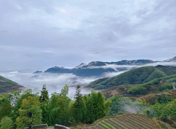 南漳荆山梯田春季灌水云海景观