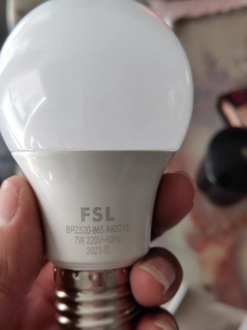 E27螺口LED灯泡电压标识实拍图