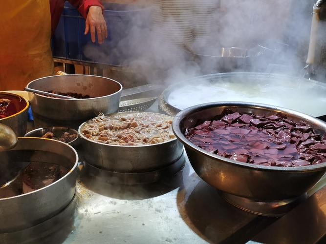 贵阳老巷早市肠旺摊大瓦盆里的血旺块