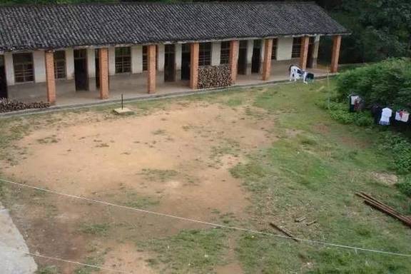 西部山区农村小学破旧操场