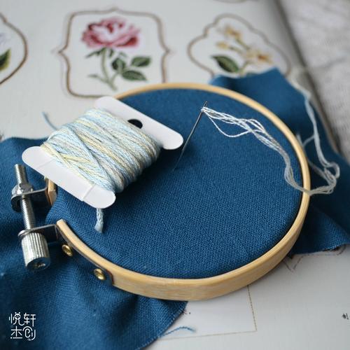 绣绷两边的两种活计