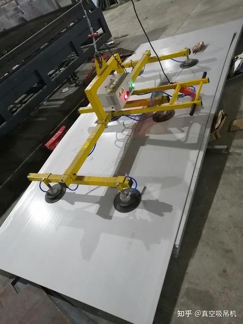 车间内工人调试带真空吸盘的柔性夹具