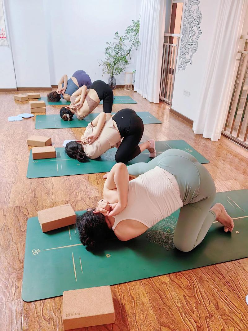 儿童瑜伽教室孩子们在做猫式伸展