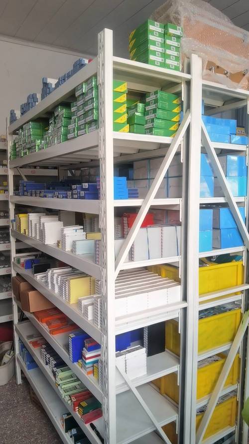 机加工车间刀具架分类摆放工业刀具实景图