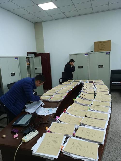 刑事律师梳理涉黑案件卷宗工作照