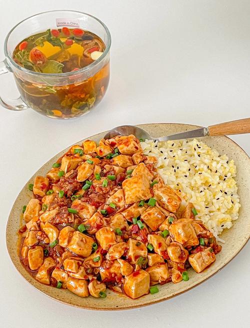 素食麻婆豆腐成品图 红亮麻辣 米饭