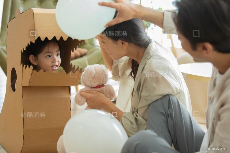家庭客厅孩子玩纸箱子游戏实拍