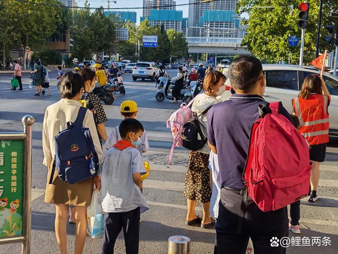 小学放学校门口家长接孩子场景