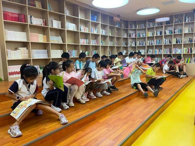 小学班级里小朋友围坐讨论课本故事的日常场景
