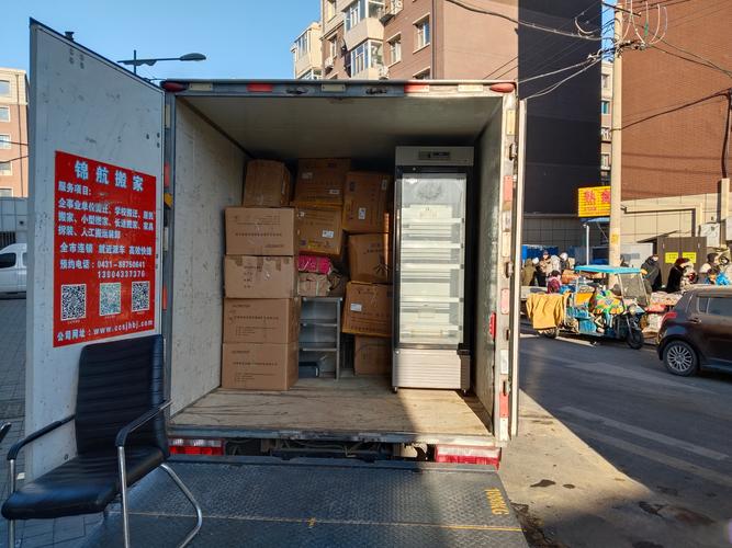 堆满杂物和纸箱的搬家货车车厢内部
