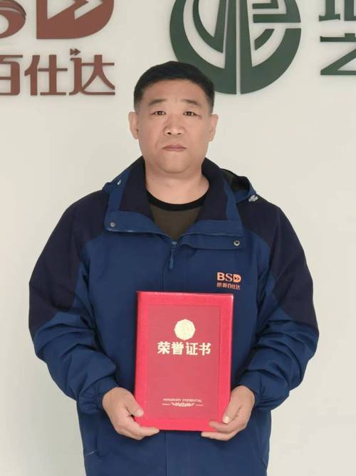 工厂月度表彰会上新人领取勇气证书合影