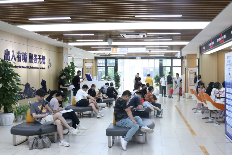央企办公楼大厅员工出入场景