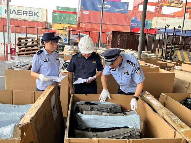 东南亚港口海关扣查违规货物现场