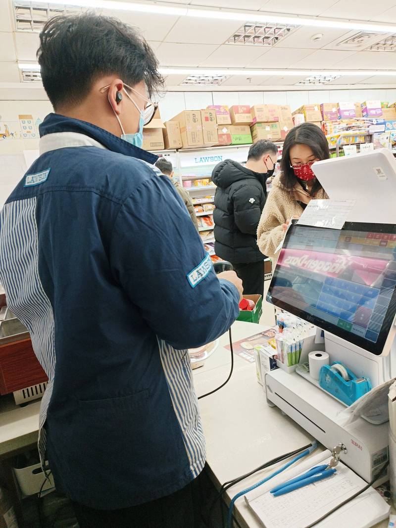 面试结束后在便利店台阶记笔记的真人场景