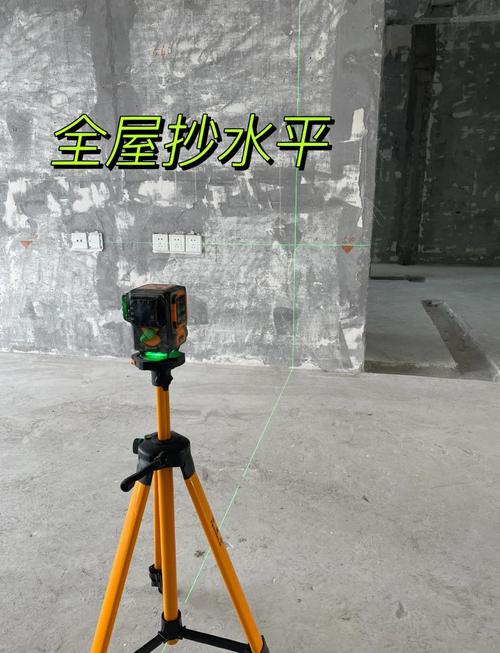 家装工人用激光水平仪贴瓷砖实拍