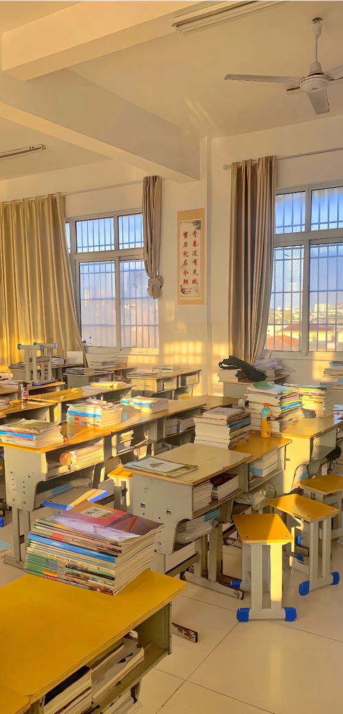 中学早自习教室靠窗第三排书桌