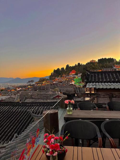 丽江古城狮子山俯瞰青瓦屋顶日落