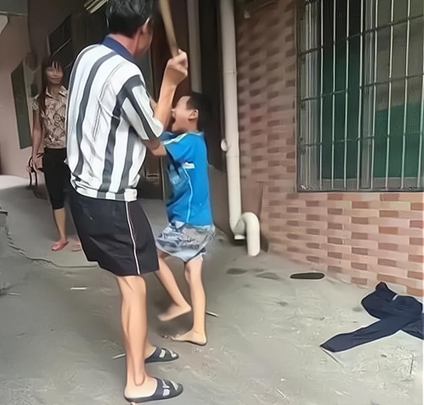 父亲和孩子在地上玩撕纸游戏 开心混乱