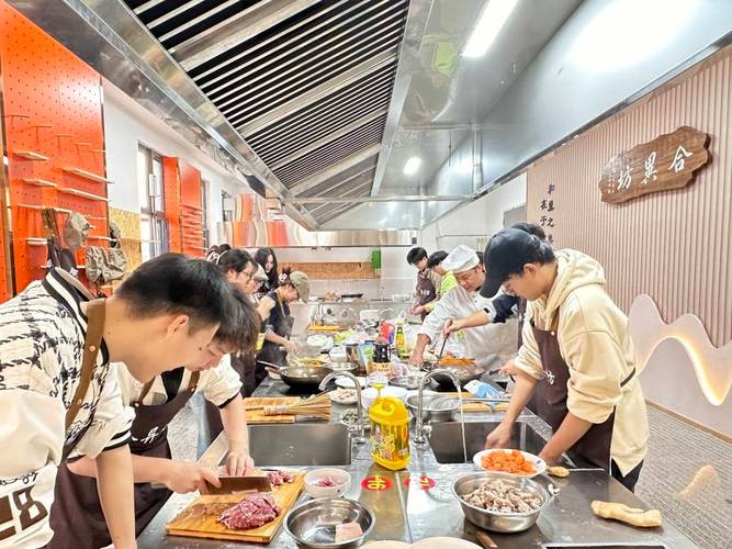 众创空间社群活动深夜食堂交流场景
