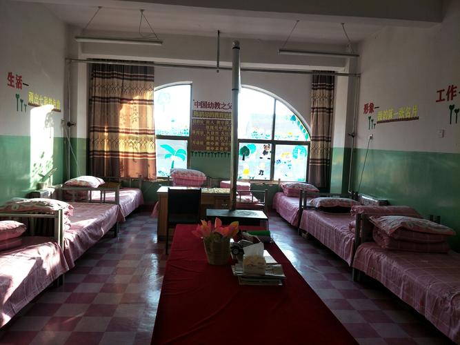 中小学教师走廊转角靠墙休息场景
