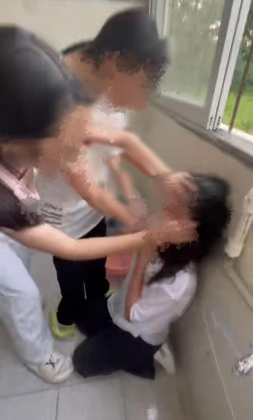 被校园欺凌的初中生躲在房间角落实拍