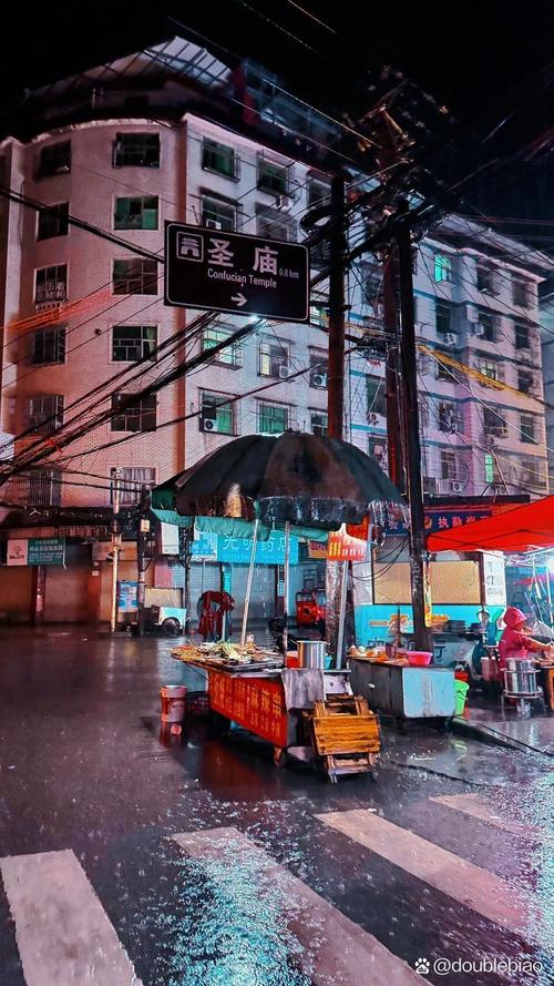 老城区临街杂货铺雨夜内景