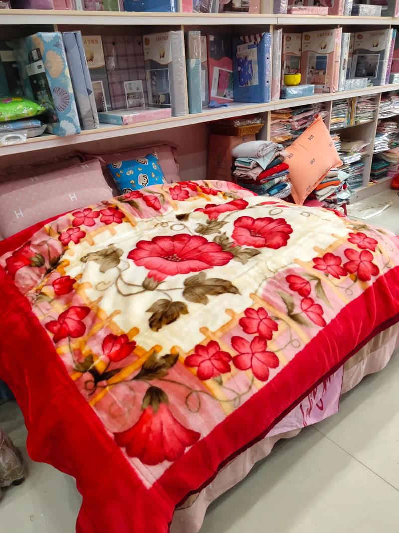 森林婚礼宾客座位上卷起的粗棉线毯子