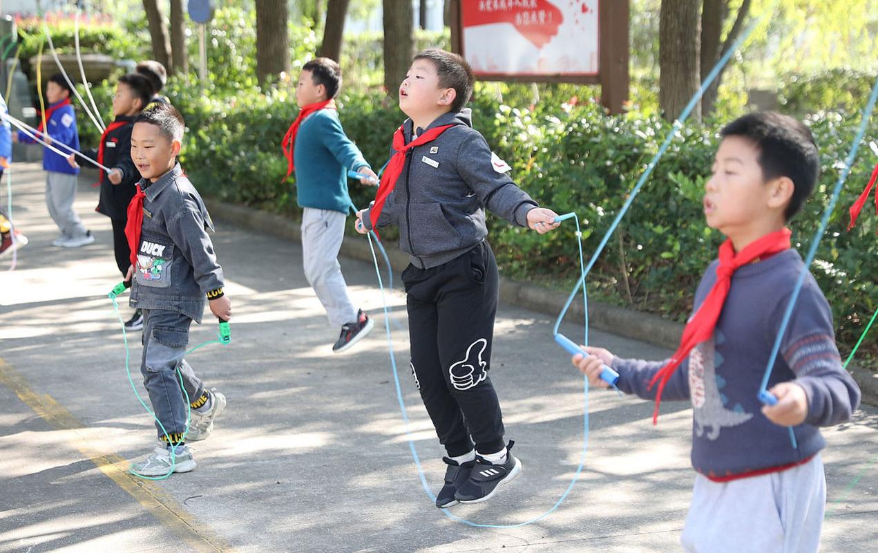 小学生体育课集体跳绳运动场景