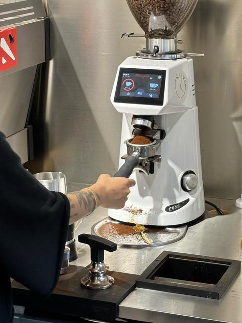 手冲咖啡器具工厂老师傅调试磨盘现场