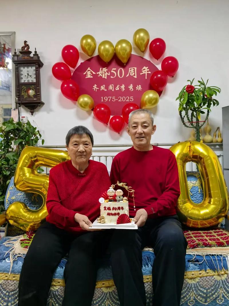 老年夫妇温馨家中 丈夫送妻子金项链 结婚纪念日
