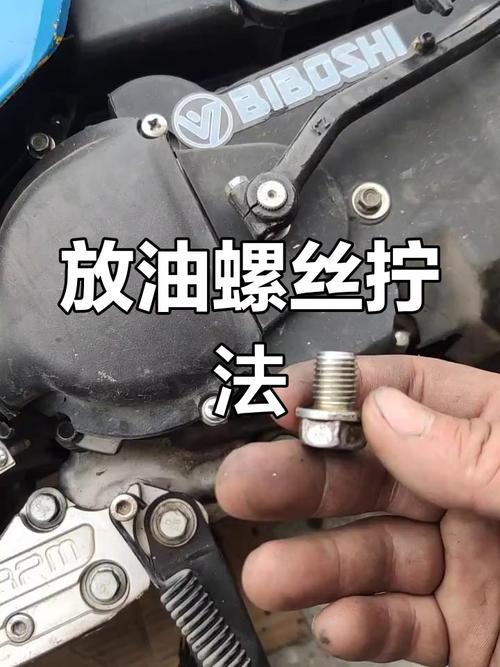 汽修师傅用扭力扳手拧刹车分泵放油螺丝操作图