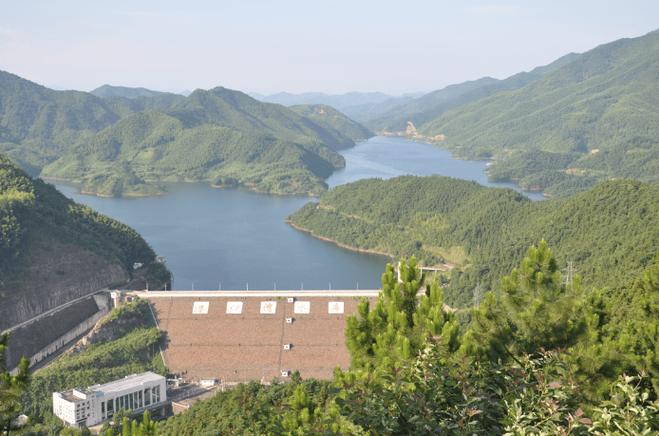 南漳峡门口水库青山环绕水面全景