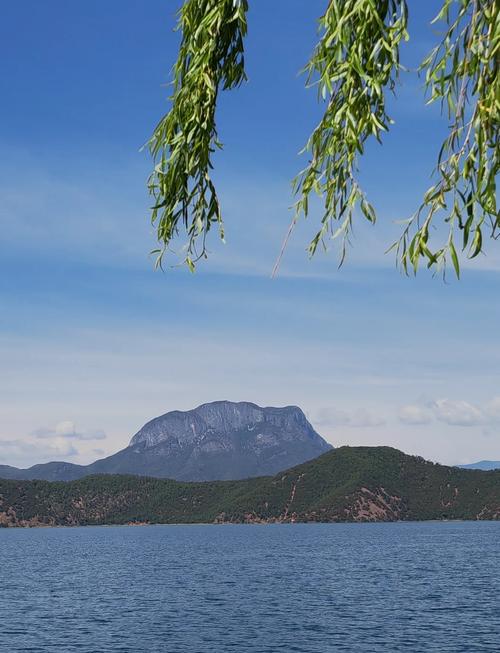 泸沽湖畔格姆女神山远景