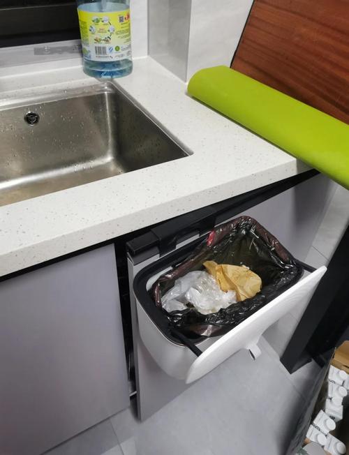 厨房垃圾桶底铺吸油纸实景