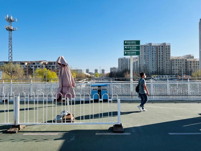 城市通勤自行车与地铁接驳场景图