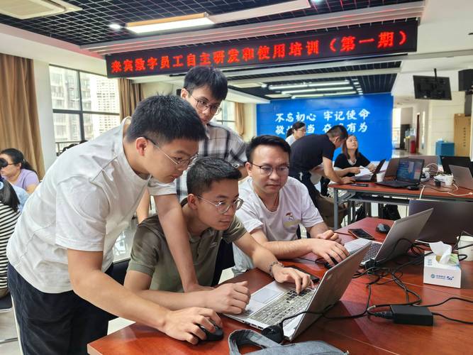 数字化转型中老员工技能培训现场照片