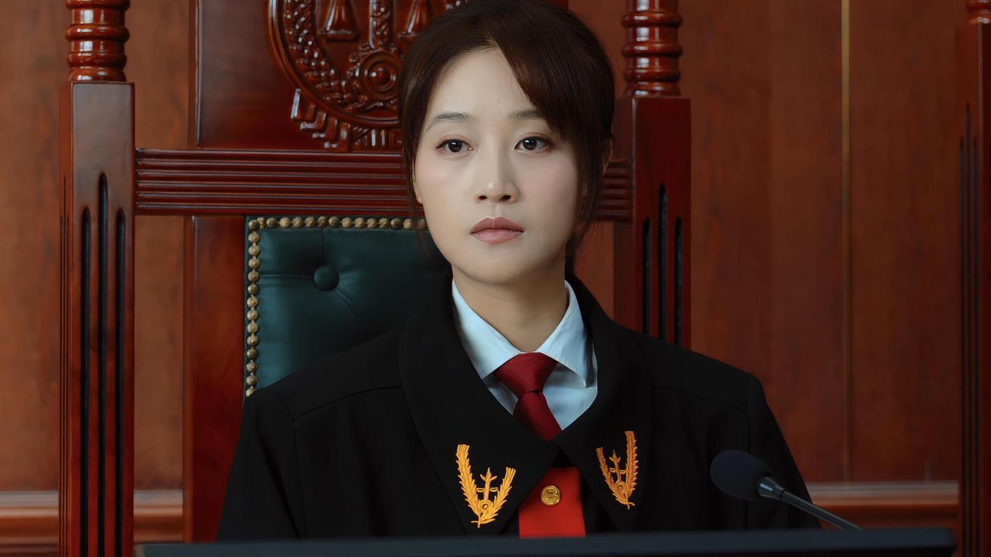女性当事人拿着离婚判决书释然微笑的特写