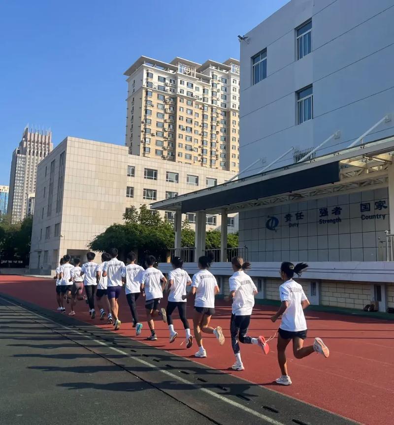 中学生在操场上进行长跑测试