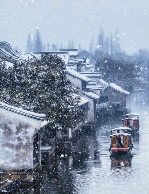 小雪节气江南古镇飘雪意境图