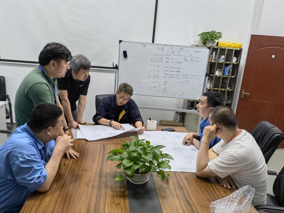 工业技术团队会议室讨论创新方案