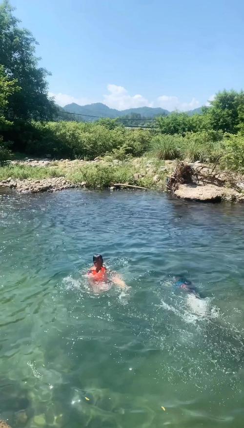 南漳薛坪镇漳河源头浅滩游客踩水实景