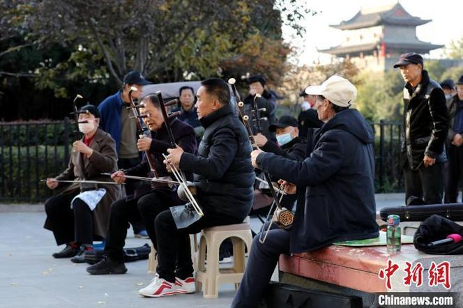 西安环城公园城墙根秦腔票友日常合唱