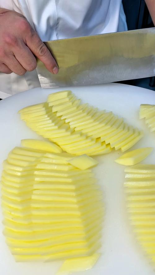 湖北南漳农户手工切制新鲜土豆片